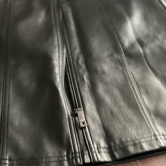 Guess faux leather mini skirt - Picture 3 of 3